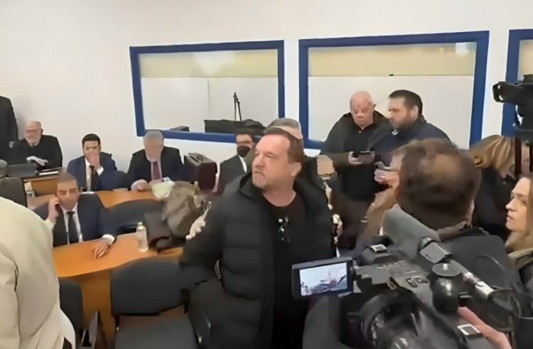 Τα «γαλλικά» Πλακιά για Λαρισαίο σταθμάρχη στη Δίκη των Τεμπών: “Δεν ντρέπεσαι, μη σε πιάσω… Να, εδώ είναι ο ηλίθιος” (βίντεο)