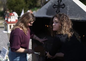 Αυτά είναι τα δύο κορίτσια από χωριό της Λάρισας που φροντίζουν και καθαρίζουν το μνημείο στον τόπο της τραγωδίας των Τεμπών – Το θεωρούν καθήκον τους