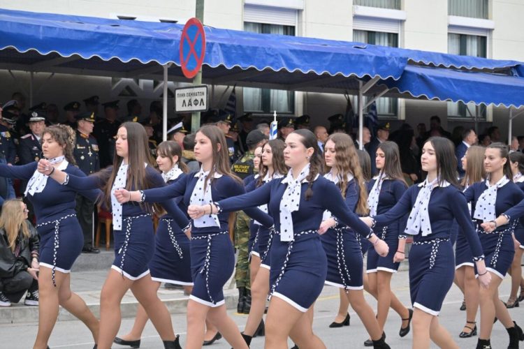 25η Μαρτίου: Δείτε όλη τη μαθητική και στρατιωτική παρέλαση της Λάρισας μέσα από φωτογραφίες και βίντεο