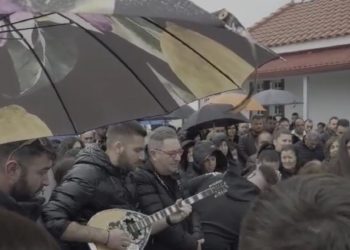 Σπαρακτικές στιγμές με Θεσσαλό τραγουδιστή να αποχαιρετά με αυτό το τραγούδι το δολοφονημένο φίλο του στην κηδεία του (βίντεο)