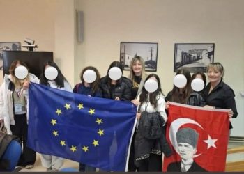 Αντιδήμαρχος φωτογραφήθηκε με τη σημαία του Κεμάλ Ατατούρκ στο Δημαρχείο Ελασσόνας – Σφοδρή αντίδραση από την αντιπολίτευση