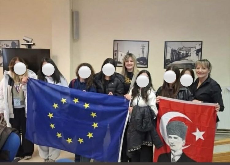 Αντιδήμαρχος φωτογραφήθηκε με τη σημαία του Κεμάλ Ατατούρκ στο Δημαρχείο Ελασσόνας – Σφοδρή αντίδραση από την αντιπολίτευση