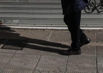 Βγήκαν από νυχτερινό μαγαζί και σε κοινή θέα ούρησαν μπροστά σε Αρχαίο Θέατρο