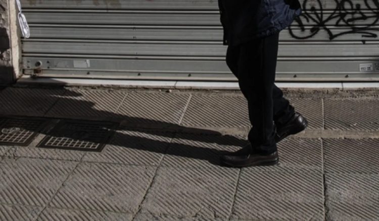 Βγήκαν από νυχτερινό μαγαζί και σε κοινή θέα ούρησαν μπροστά σε Αρχαίο Θέατρο