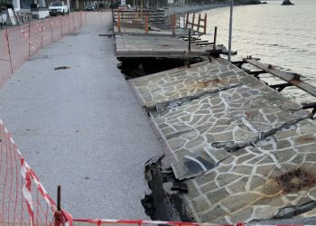 Σοκάρει η κατάρρευση δρόμου στο παραλιακό μέτωπο του Κόκκινου Νερού – Άκρως επικίνδυνη η διέλευση (φωτο)