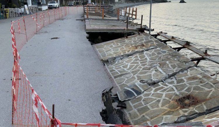 Σοκάρει η κατάρρευση δρόμου στο παραλιακό μέτωπο του Κόκκινου Νερού – Άκρως επικίνδυνη η διέλευση (φωτο)