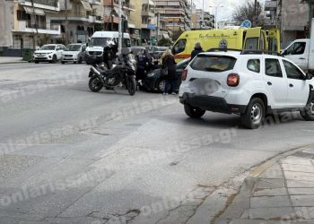 Αυτοκίνητο παρέσυρε άνδρα με ποδήλατο – Εκσφενδονίστηκε πάνω στο παρμπρίζ (φωτο)