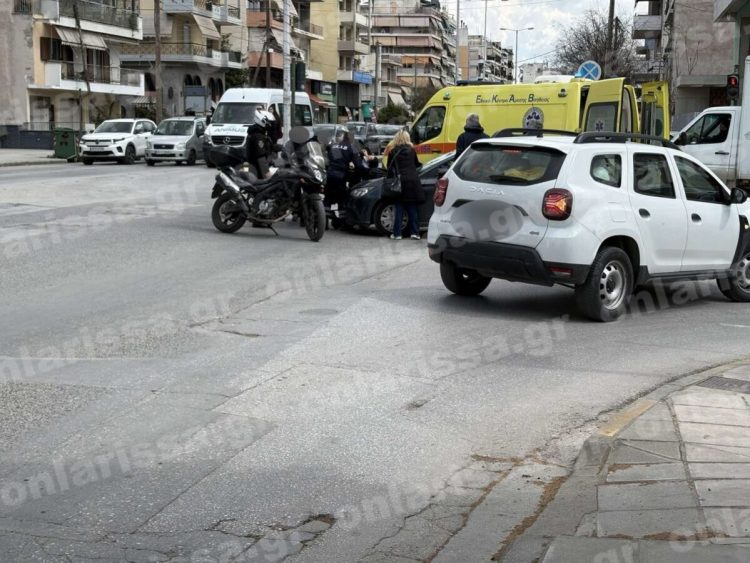 Αυτοκίνητο παρέσυρε άνδρα με ποδήλατο – Εκσφενδονίστηκε πάνω στο παρμπρίζ (φωτο)