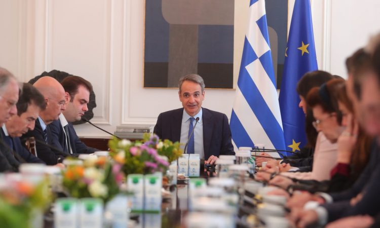 Μητσοτάκης: Στα 920 ευρώ ο κατώτατος μισθός – Μηνιαία αύξηση 40 ευρώ από πέρυσι, σχεδόν μισός μισθός