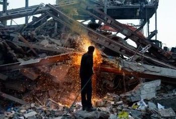 Στις φλόγες η Τεχεράνη: «Προσευχόμαστε να καταφέρουμε να περάσουμε τη νύχτα»