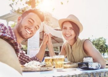 Πώς μια βόλτα μετά το γεύμα αλλάζει τον τρόπο που εγκέφαλος και σώμα αντιδρούν στο φαγητό