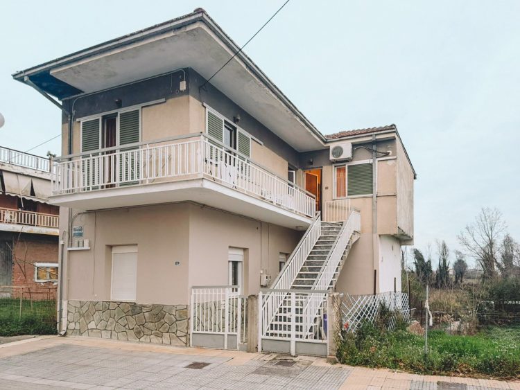 Τρίκαλα: ΠΩΛΕΙΤΑΙ Διπλοκατοικία στο κέντρο της Αγίας Μονής