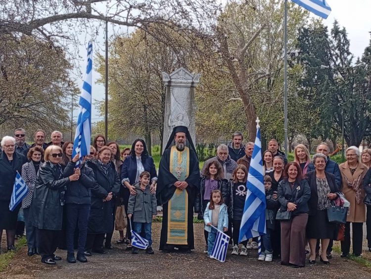 Καρυές Τρικάλων: Θεία Λειτουργία, Δοξολογία, Επιμνημόσυνη Δέηση και Κατάθεση Στεφάνου για την 25η Μαρτίου (ΦΩΤΟ)
