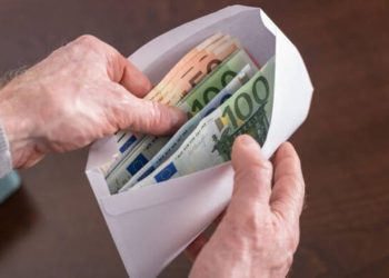 Έξι συλλήψεις για δωροδοκία, επικίνδυνη οδήγηση, βία κατά δικαστικών & τραυματισμό αστυνομικού, ληστεία, απάτη, ναρκωτικά – Ο ένας ανήλικος