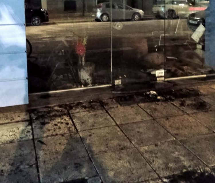 Ήχησαν σειρήνες στο κέντρο των Τρικάλων – Φωτιά σε ταξιδιωτικό γραφείο (ΕΙΚΟΝΕΣ)