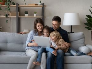 Η απρόσμενη διαφορά στον τρόπο ανατροφής παιδιών ανάμεσα στη Gen Z και τους Millennials