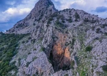 Νεραϊδότρυπα: Οδοιπορικό στον «Ωλένιο Βράχο» των θρύλων και της μεταφυσικής