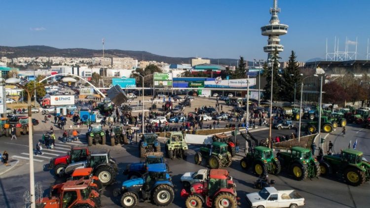 «Απόβαση» με τρακτέρ κάνουν οι αγρότες στην Agrotica: «Σαν να κάνεις γλέντι σε σπίτι που έχει κηδεία» – Και Θεσσαλοί ανάμεσά τους