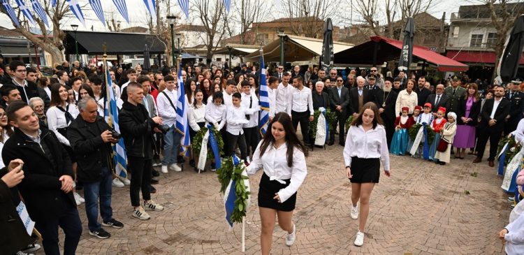 Φαρκαδόνα: Με λαμπρότητα ο εορτασμός της 25ης Μαρτίου με παρέλαση και παραδοσιακούς χορούς (ΦΩΤΟ – ΒΙΝΤΕΟ)