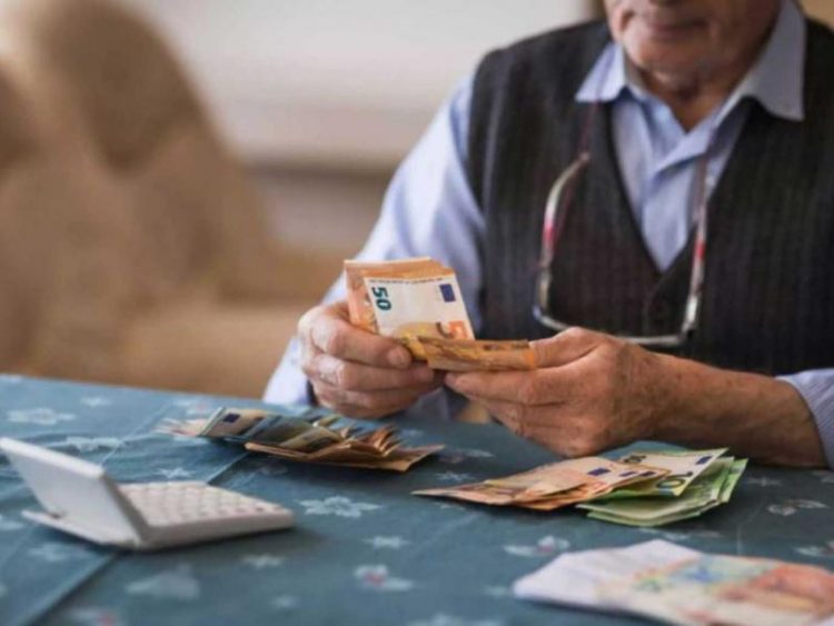 Συντάξεις Απριλίου 2026: Πότε μπαίνουν τα χρήματα στους λογαριασμούς – Αλλαγές λόγω 25ης Μαρτίου