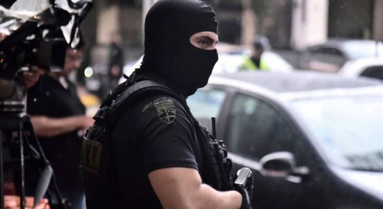 Έφοδος και συλλήψεις του Ελληνικού FBI ύστερα από καταγγελία γνωστού Θεσσαλού επιχειρηματία