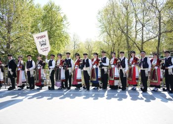 Τρεις μήνες έχει η Άνοιξη και τρεις το Καλοκαίρι
