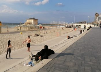 «Η ζωή πρέπει να συνεχιστεί»: Ρακέτες, ηλιοθεραπεία και συναγερμοί στην παραλία του Τελ Αβίβ