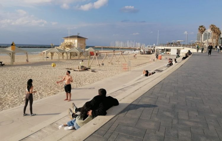 «Η ζωή πρέπει να συνεχιστεί»: Ρακέτες, ηλιοθεραπεία και συναγερμοί στην παραλία του Τελ Αβίβ