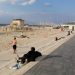 «Η ζωή πρέπει να συνεχιστεί»: Ρακέτες, ηλιοθεραπεία και συναγερμοί στην παραλία του Τελ Αβίβ