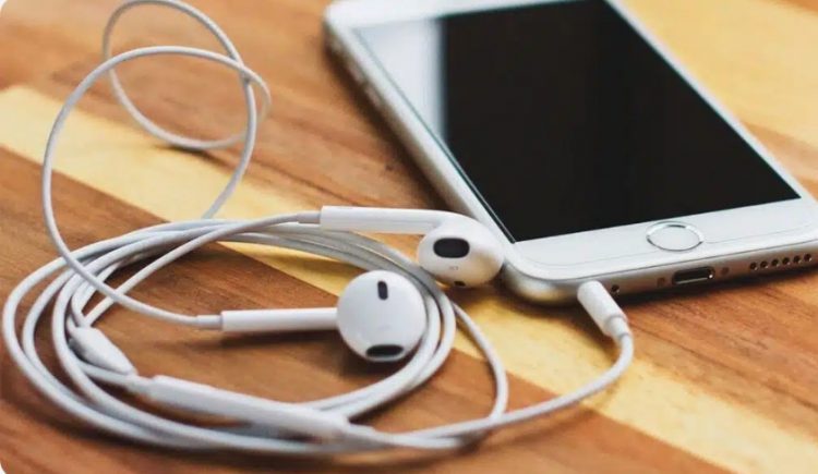 Γιατί τα κινητά δεν έχουν πλέον θύρα ακουστικών και τι σημαίνει αυτό για τους χρήστες