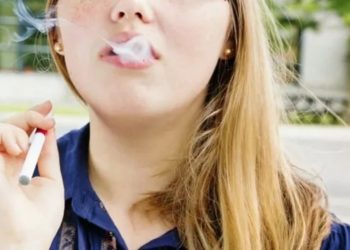 «Κατά μάνα κατά κύρη»: Από τις ελάχιστες χώρες η Ελλάδα όπου αυξάνεται το κάπνισμα και το άτμισμα στους εφήβους…Στο 30% στους ενήλικες