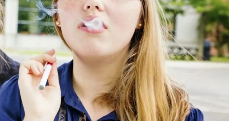 «Κατά μάνα κατά κύρη»: Από τις ελάχιστες χώρες η Ελλάδα όπου αυξάνεται το κάπνισμα και το άτμισμα στους εφήβους…Στο 30% στους ενήλικες
