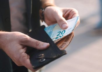 Μέχρι τη Μεγάλη Τετάρτη η καταβολή του δώρου Πάσχα, πώς να το υπολογίσετε