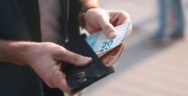 Μέχρι τη Μεγάλη Τετάρτη η καταβολή του δώρου Πάσχα, πώς να το υπολογίσετε