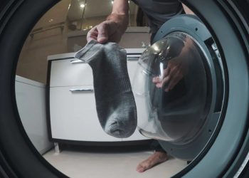 Πού πηγαίνουν οι κάλτσες όταν εξαφανίζονται στο πλυντήριο; Λύνουμε το μυστήριο