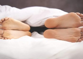 Διαζύγιο ύπνου: Τελικά επηρεάζει την ποιότητα του ύπνου μας ότι ο/η συντροφός μας ξυπνά ως και 6 φορές τη νύχτα;