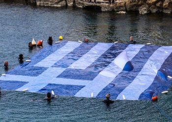 Δέος με τη γιγάντια σημαία 180 τετραγωνικών μέτρων στη θάλασσα της Πειραϊκής