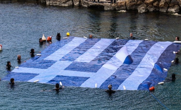 Δέος με τη γιγάντια σημαία 180 τετραγωνικών μέτρων στη θάλασσα της Πειραϊκής