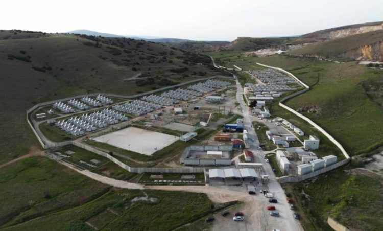 Λάρισα: Ποιοι είναι οι άνθρωποι που διαμένουν σήμερα στη δομή Κουτσοχέρου – Ο …Αγγελός τους και η ελπίδα για το μέλλον