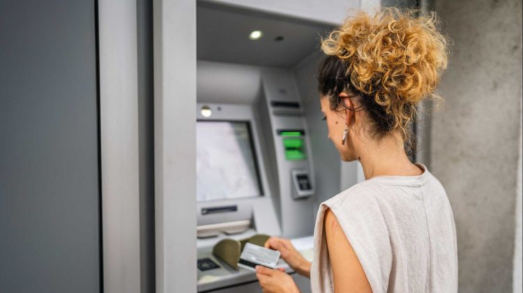 Μηνιαία συνδρομή στους τραπεζικούς λογαριασμούς