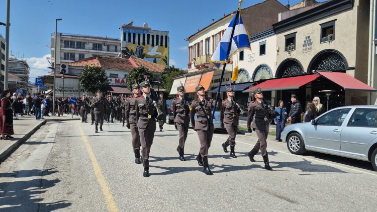 25η Μαρτίου: Συγκλονιστικό το Άγημα της Σ.Μ.Υ. – Τραγούδησε το “Μακεδονία Ξακουστή” και ρίγησε η πόλη των Τρικάλων! (ΦΩΤΟ – ΒΙΝΤΕΟ)