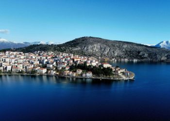 Καστοριά: Η παραδοσιακή αρχοντιά που καθρεφτίζεται στα νερά της λίμνης Ορεστιάδας