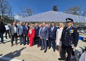 Παρέλαση 25ης Μαρτίου στα Τρίκαλα: Δείτε την εξέδρα των επισήμων σε… πλήρη παράταξη! (ΦΩΤΟ)