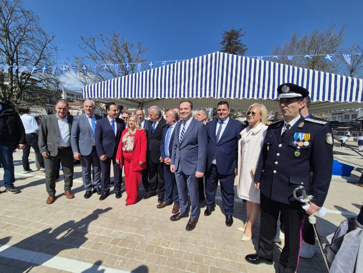 Παρέλαση 25ης Μαρτίου στα Τρίκαλα: Δείτε την εξέδρα των επισήμων σε… πλήρη παράταξη! (ΦΩΤΟ)