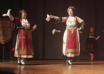 Έξι πολιτιστικοί σύλλογοι καλωσόρισαν την άνοιξη με χορούς – τραγούδια και φιλανθρωπική πινελιά