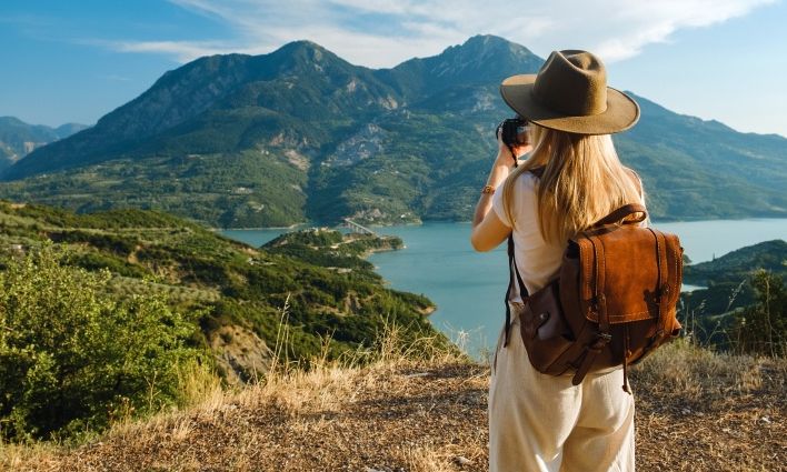 Η Ελλάδα στους top προορισμούς των «solo travelers» – Τι είναι η νέα τάση