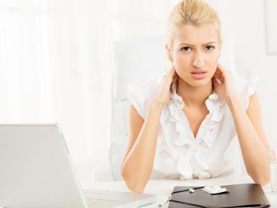 Το κινητό και ο υπολογιστής επιβαρύνουν τον αυχένα – 3 απλά βήματα για αποτελεσματική πρόληψη