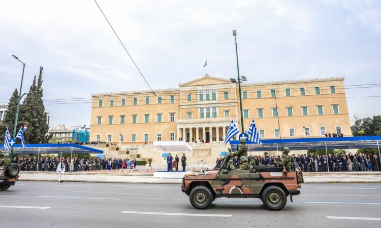 Καιρός: Χαμηλές θερμοκρασίες, βροχές και χιονοπτώσεις – H πρόγνωση για την 25η Μαρτίου