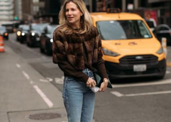 Outfit ideas: Τα τζιν με τακούνια επιστρέφουν & το πώς τα φοράμε τώρα κάνει τη διαφορά