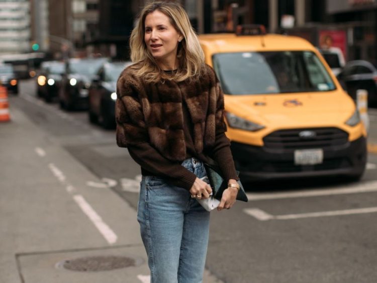 Outfit ideas: Τα τζιν με τακούνια επιστρέφουν & το πώς τα φοράμε τώρα κάνει τη διαφορά